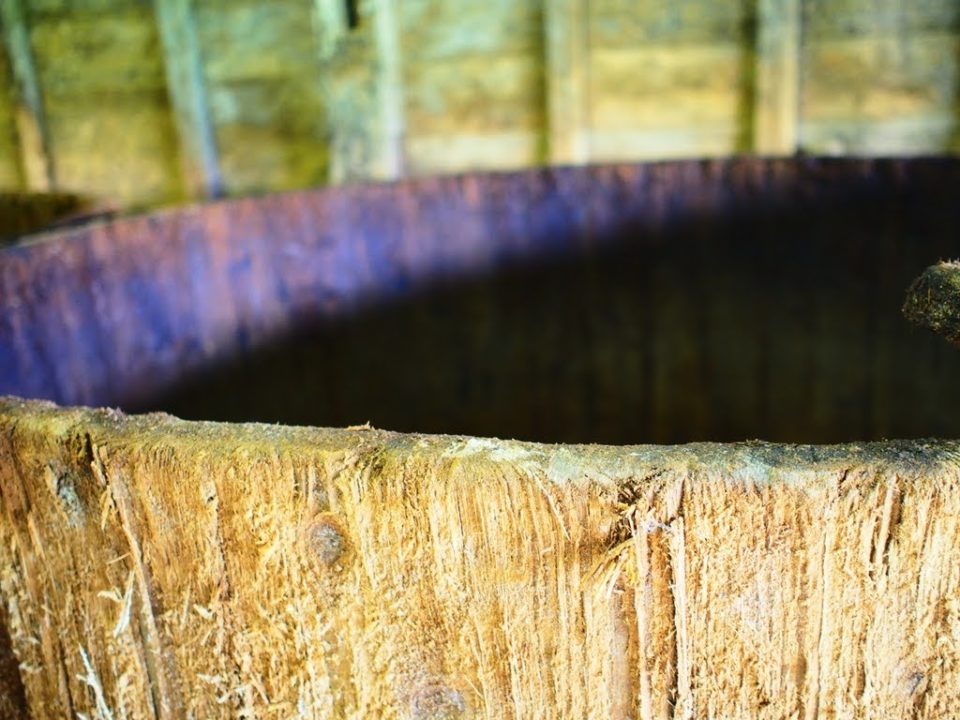 明治期から使われている木桶の表。杉木が丁寧に組まれています。